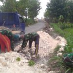 Bersama Warga, TNI Garap Perbaikan Jalan Program TMMD 110 Bojonegoro