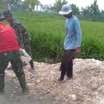 Wujud Kemanunggalan TNI-Rakyat, Satgas TMMD Bojonegoro Bersama Warga Kompak Perbaiki Jalan
