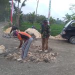 Antusiasnya Masyarakat Jatimulyo Bantu Perbaikan Jalan Program TMMD Bojonegoro