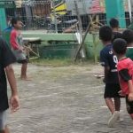 Lepas Kepenatan, Satgas TMMD Bojonegoro Temani Anak-Anak Bermain Bola