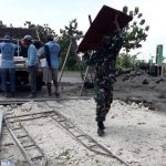 Bangun Gedung SD TMMD Bojonegoro, Satgas Turunkan Genteng Galvalum