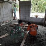 Bersama Warga, Satgas Siapkan Jendela Rumah Program Aladin TMMD Bojonegoro