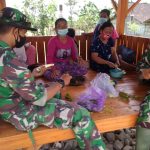 Akrab, Satgas TMMD Bojonegoro Rujakan Bersama Warga