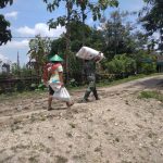 Peduli, Satgas TMMD Bojonegoro Bantu Panggul Gabah Warga