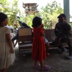 Berbaur Dengan Anak Nglambangan, Satgas TMMD Ceritakan Sejarah Indonesia
