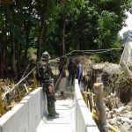 Satgas TMMD Kodim Bojonegoro Pasang U-Ditch Drainase Nglambangan