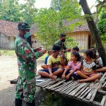 Cegah Corona, Satgas TMMD Bojonegoro Berbagi Masker Gratis Kepada Anak Jatimulyo