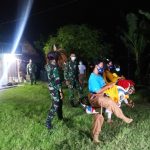 Satgas TMMD Kodim Bojonegooro Awasi Pemain Kuda Kepang
