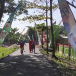 Keseruan Anak-Anak Nikmati Jalan Aspal Baru Program TMMD Bojonegoro