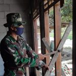 Kerjakan Rumah Pasir, Satgas TMMD Bojonegoro Bantu Tukang Pasang Jendela