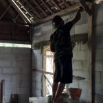 Satgas TMMD Bojonegoro Bantu Acian Dinding Rehab RTLH Aladin