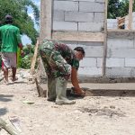 Program Aladin TMMD Bojonegoro, Satgas Dan Warga Kerjakan Lantai Teras Rumah Karji