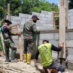 Satgas TMMD Kodim Bojonegoro, Bersama Warga Pasang Kusen Jendela Rumah Aladin Milik Karji