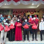 Lurah Pegadungan Bagikan Ratusan Paket Sembako Pada Anak Yatim dan Kaum Duafa