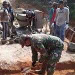Wujud Pengabdian Pada Masyarakat, Babinsa Bangun Mulyo Bantu Pengecoran Jembatan