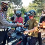 Operasi Keselamatan 2021, Satlantas Polres Sumbawa Bagi Masker, Bagi Takjil, Hingga Bagi Helm