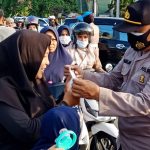 Jelang Buka Puasa, PC Bhayangkari Bersama Personil Polres Bungo Bagikan Ratusan Takjil dan Masker