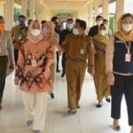 Ketua Bersama Wakil Ketua TP-PKK OKU Selatan, Santuni Bocah Korban Luka Bakar