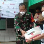 Yayasan Budha Tzu Chi Bersama Koramil 04 Cengkareng Salurkan 500 Kantong Beras ke Warga