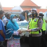 Polres Gresik Gandeng Awak Media G.O.P Bagikan Takjil, Masker dan Sembako