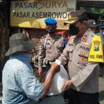 Peduli Sesama di Masa Pandemi dan Jelang Lebaran, Kapolsek Asemrowo Berbagi Paket Sembako