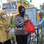 Sembari Berbagi Takjil, Polres Gresik Bersama PT. Petrokimia Ingatkan Warga Bahwa Pandemi Belum Berakhir