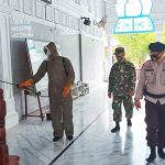 Brimob Aceh Semprot Disinfektan di Sejumlah Mesjid Aceh Utara