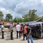 Sopir Ngantuk.!! Mantan Bupati Bungo H. Sudirman Zaini bersama Istrinya mengalami Laka Tunggal Nabrak Median dan Tiang Lampu