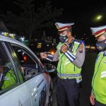 Cegah Laju Penyebaran Covid-19 Belasan Kendaraan di Putar Balikkan Petugas Pos Penyekatan Gresik