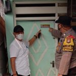 Polsek Karawaci Pasang Stiker Himbau Pemudik Lakukan Swab Antigen