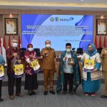 Bupati Batu Bara Beri Penghargaan Manggala Karya Kencana (MKK) Pada Tim Penyuluh KB