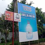 Diduga Tidak Memiliki Izin Hampir 2 Bulan Berdiri Baliho Air Minum Kemasan Tak di Sentuh Aparat