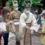 Di Tuban Hulubalang Kerajaan China Bermunculan Untuk Membagikan Takjil, Angpau dan Ratusan Paket Beras