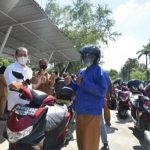 Peduli Guru, Bupati Zahir Serahkan 16 Unit Septor