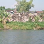 Tumpukan Sampah di Bantaran Sungai, Kades Nganut Klaim Untuk Cegah Abrasi