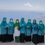 Bunda Niken Nikmati Keindahan Rinjani Dari Puncak Mantar