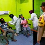 Warga Pulau Panggang Kepulauan Seribu Menjalani Vaksin Covid-19