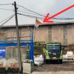 Ironis, Bendera Negara Dibiarkan Terpasang Compang Camping di Dekat Kelurahan Kamal Muara