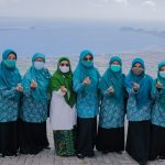 Bunda Niken Nikmati Keindahan Rinjani Dari Puncak Mantar