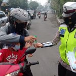 Sambut Hari Bhayangkara ke 75, Polwan Polres Gresik Berbagi Hand Sanitizer Gratis