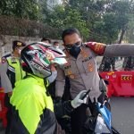 Penyekatan di Kalideres, Kapolres Metro Jakarta Berjibaku Bersama Petugas Lainnya Berikan Edukasi PPKM Darurat