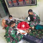 Danpos Satgas Pamtas RI-Malaysia Yonif 144/JY Khitan Anak Warga di Batas Negeri