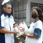 Puluhan Paket Beras Disalurkan DPC IPJT Purworejo kepada Masyarakat Terdampak PPKM Darurat
