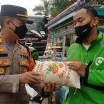 Wujud Kepedulian Polri,Kapolsek Kalideres Berikan Bantuan Beras Kepada PKL dan Ojol