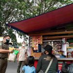 Satpol PP Kota Tangerang Patroli PPKM Darurat di 2 Kecamatan Bagikan Paket Sembako