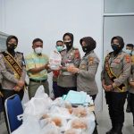 Polwan Bagi Paket Makanan Untuk Pasien Covid-19
