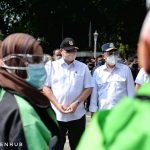 Menhub Bagikan Paket Sembako Saat Temui Pengemudi Transportasi Umum di Bogor