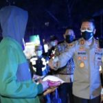 Sambil Sosialisasi PPKM Darurat Polresta Makota Salurkan Sembako