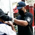 Peduli Terhadap Kesehatan Warga Anggota Paspampres Kopda Davidson Bagikan Masker