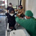 120 Warga Penggilingan Jalani Vaksinasi di Layanan Mobil Vaksin Keliling